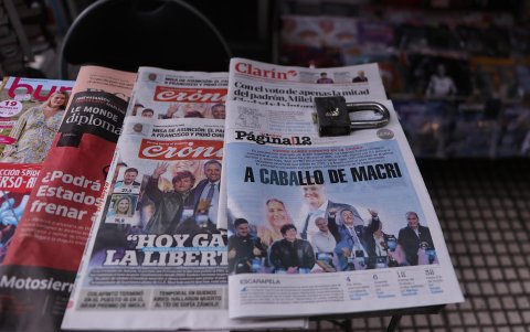 Foto muestra portadas de algunos periódicos este lunes 19 de mayo de 2025, en Buenos Aires (Argentina).