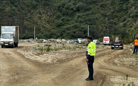 Agentes de la CTE gestionan el tránsito en el kilómetro 49 de la vía Cuenca- Molleturo- El Empalme.