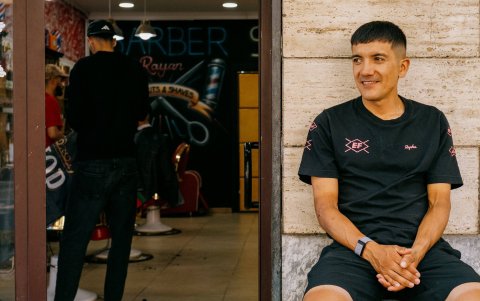 Richard Carapaz con su nuevo corte de cabello.