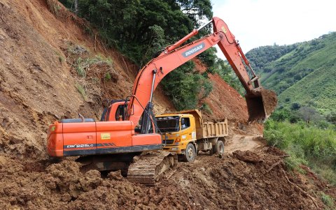 Maquinaria trabaja en la reapertura de las vías afectadas por deslizamientos.