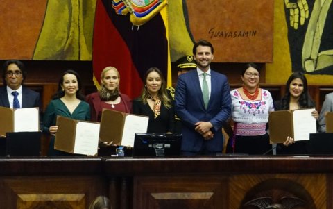 Los cinco representantes del Parlamento Andino fueron posesionados en la Asamblea Nacional.