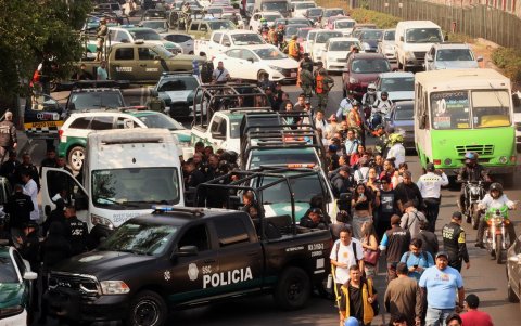 Investigadores forenses trabajan en la escena del crimen del asesinato de José Muñoz y Ximena Guzmán en la Ciudad de México el 20 de mayo de 2025.