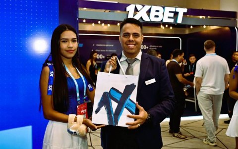 El equipo se reunió con socios de marca e invitados al evento para hablar de las ventajas exclusivas del programa 1xPartners.