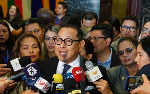 El asambleísta del correísmo Ronal González durante la rueda de prensa.