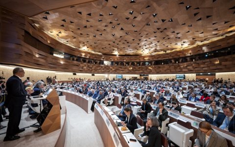 El Director General de la Organización Mundial de la Salud (OMS), Tedros Adhanom Ghebreyesus, presenta su informe ante los delegados durante la Asamblea Mundial de la Salud en Ginebra.