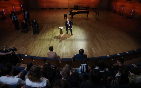 El presidente ruso Vladimir Putin se reúne con estudiantes en el Centro Educativo Sirius en Sochi el 19 de mayo de 2025, tras conversar con el presidente estadounidense Donald Trump.