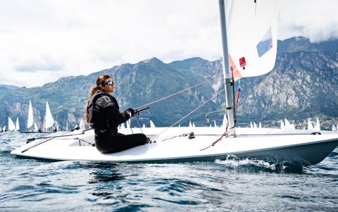 Cira Vera en competencia en el lago Garda, en Italia
