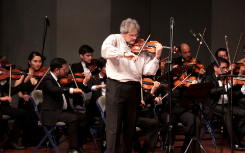 El violinista italiano Alessandro Borgomanero durante su presentación.