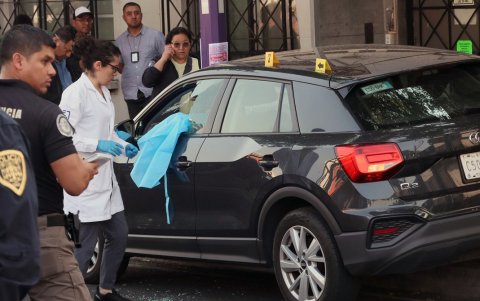 Investigadores forenses trabajan en la escena del crimen del asesinato de José Muñoz y Ximena Guzmán en la Ciudad de México el 20 de mayo de 2025.