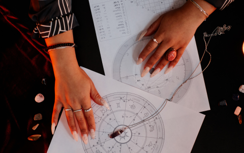 Una lectura de carta astral revela aspectos profundos de tu personalidad, tus desafíos y tu propósito de vida, según la posición de los astros al momento de tu nacimiento.