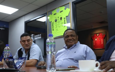 Jorge Guzmán (d) y la directiva de Emelec esperan la resolución del Viceministerio del deporte el 16 de enero.