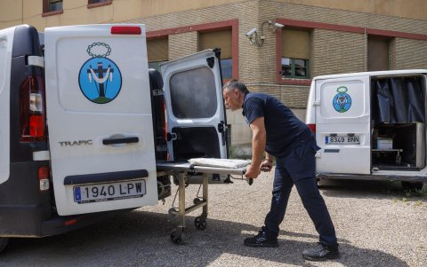 Un trabajador de la Hermandad de la Sangre de Cristo prepara los furgones que la cofradía utiliza para la recogida de cadáveres en la ciudad española de Zaragoza.