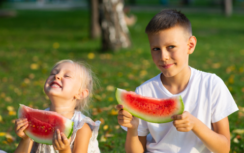 El consumo de frutas en niños es crucial para su crecimiento, desarrollo y salud general