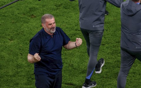 El entrenador del Tottenham Ange Postecoglou celebra la victoria al finalizar la final de la Liga Europa que Tottenham Hotspurs y Manchester United disputaron en San Mamés.