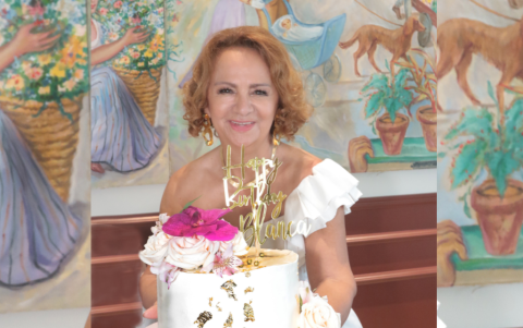 La cumpleañera, feliz, junto a la torta.