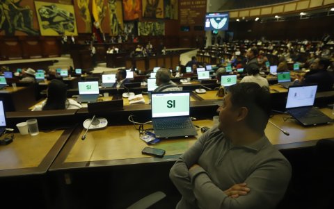 Aunque aceptaron la renuncia, los asambleístas del correísmo dieron la espalda al hemiciclo legislativo.