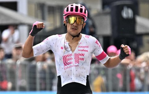 Richard Carapaz y su festejo tras cruzar la meta de la etapa 11.