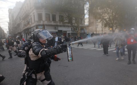 Un policía enfrenta a manifestantes durante una marcha de jubilados este miércoles, frente al Congreso de la Nación en Buenos Aires
