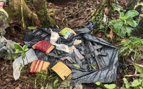 las fuerzas militares hallaron armas, municiones y explosivos que se atribuyen a esta organización.