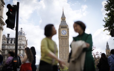 Gente visita la Plaza del Parlamento con la Torre Isabel, comúnmente conocida como el Big Ben, al fondo, en Londres, Gran Bretaña, 12 de mayo de 2025.