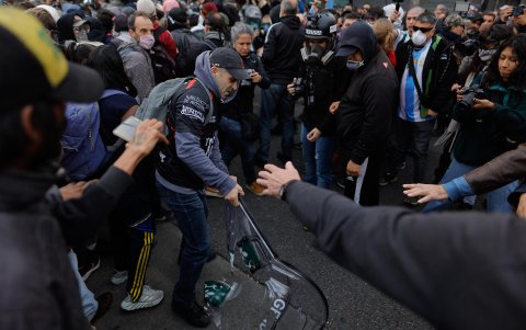 Un manifestante destruye un escudo de protección de la Policía durante una marcha de jubilados este miércoles, frente al Congreso de la Nación en Buenos Aires (Argentina).