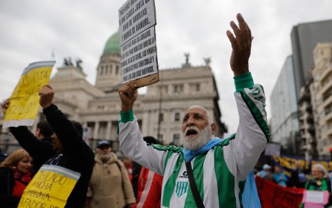 Un manifestante destruye un escudo de protección de la Policía durante una marcha de jubilados este miércoles, frente al Congreso de la Nación en Buenos Aires (Argentina).