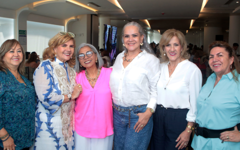 Alicia Núñez, Nora de Alvarado, Jessica Varas, Jacqueline Carvajal, Gladis de Falques y Judith de Núñez.