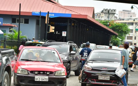 Situación. En el transcurso de la mañana y tarde, el centro de Guayaquil luce dinámico debido a su actividad comercial.