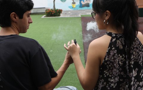 Dramatización | Por lo general, estos dispositivos pasan entre manos en reuniones sociales