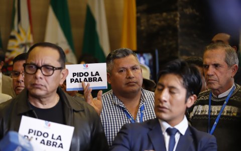 El correísmo, tras la sesión en la que se aceptó la renuncia de Diana Salazar, se quejaron de que no se les permitió el uso de la palabra en el Pleno.