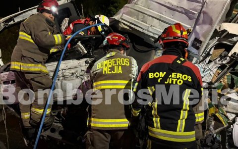 Dos personas fallecieron en el accidente en la av. Panamericana Sur, en el sector de la curva de Santa Rosa.