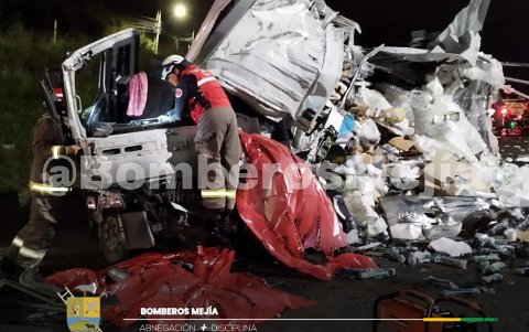 Socorristas de los bomberos de Mejía y Quito recuperaron los restos de las víctimas que dejó el choque de un camión que transportaba bloques.