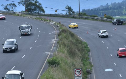 Los restos de los bloques quedaron en distintos carriles de la av. Panamericana Norte, en el punto donde ocurrió el accidente.