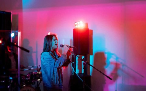 Las noches de karaoke son una opción para quienes aman cantar los éticos del momento y los clásicos de siempre.