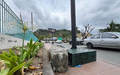 Hasta el medio día del 23 de mayo, la estructura seguía allí.