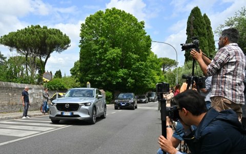 Periodistas trabajan afuera de la embajada de Omán, donde se celebra una quinta ronda de conversaciones nucleares entre Irán y Estados Unidos, en Roma, el 23 de mayo de 2025.