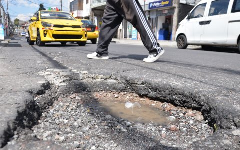 l Cabildo duplicó el monto de inversión en bacheo tecnificado. Aunque se han reparado más de 82,000 baches el problema persiste.