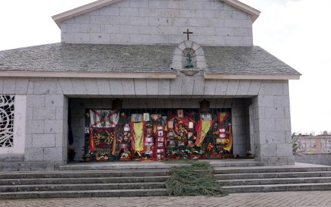 El mausoleo del dictador español Francisco Franco, en el cementerio de Mingorrubio-El Pardo, al norte de Madrid, está decorado con banderas y mensajes dejados por los fieles.