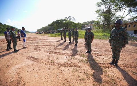Un grupo de soldados de la Fuerza de Defensa de Guyana en la aldea de Arau, en Esequibo (Guyana).