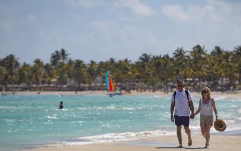 Turistas disfrutan en una playa en Cancún (México).