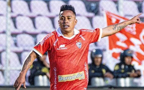 Christian Cueva destaca como volante en Cienciano.