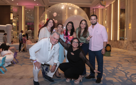 María Leonor Calero, Elena Pazmiño de Calero, Isabel Sojos de Célleri, Andrea Célleri, Marco Romero, César Célleri y Stephanie Célleri.