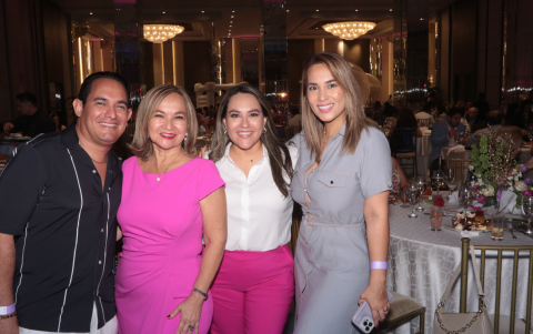 Mónica Bravo acompañada de Antonio, Susana y Valeria Pulido Bravo.