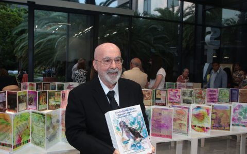 El doctor Roberto Jiménez Santistevan posa orgulloso con su libro.