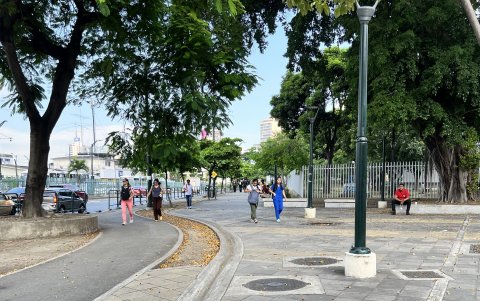 Modelo. El arquitecto Felipe Espinoza pone como ejemplo la ampliación de la acera de la Universidad de Guayaquil, en la avenida Delta; los transeúntes puedan caminar con mayor seguridad.