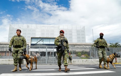 Integrantes del ejército ecuatoriano custodian la Asamblea Nacional, este viernes en Quito (Ecuador).