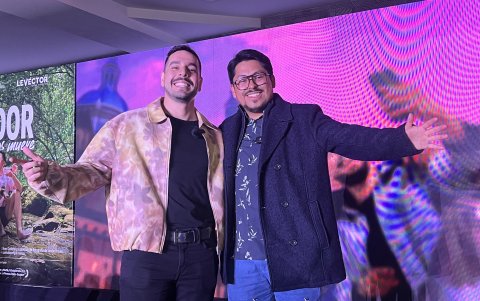 José Andres Caballero, actor e influencer guayaquileño, y Xavier Calderón, muralista quiteño.