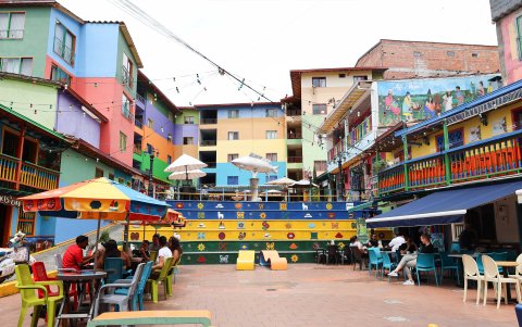 Plaza de restaurantes en Guatapé.