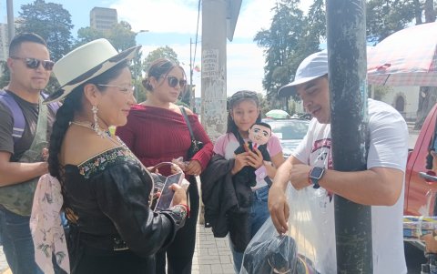 Los colores del movimiento ADN y la figura de Noboa inspiraron diversos productos que reactivaron el comercio.