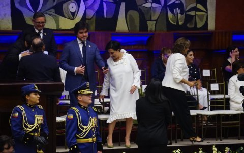 Vuelos en blanco para una canciller que prefirió el volumen a la sobriedad.